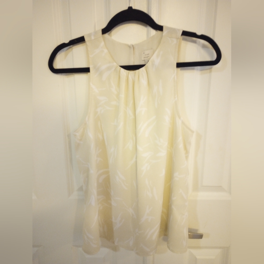 Cream colored sleeveless blouse | Size Small